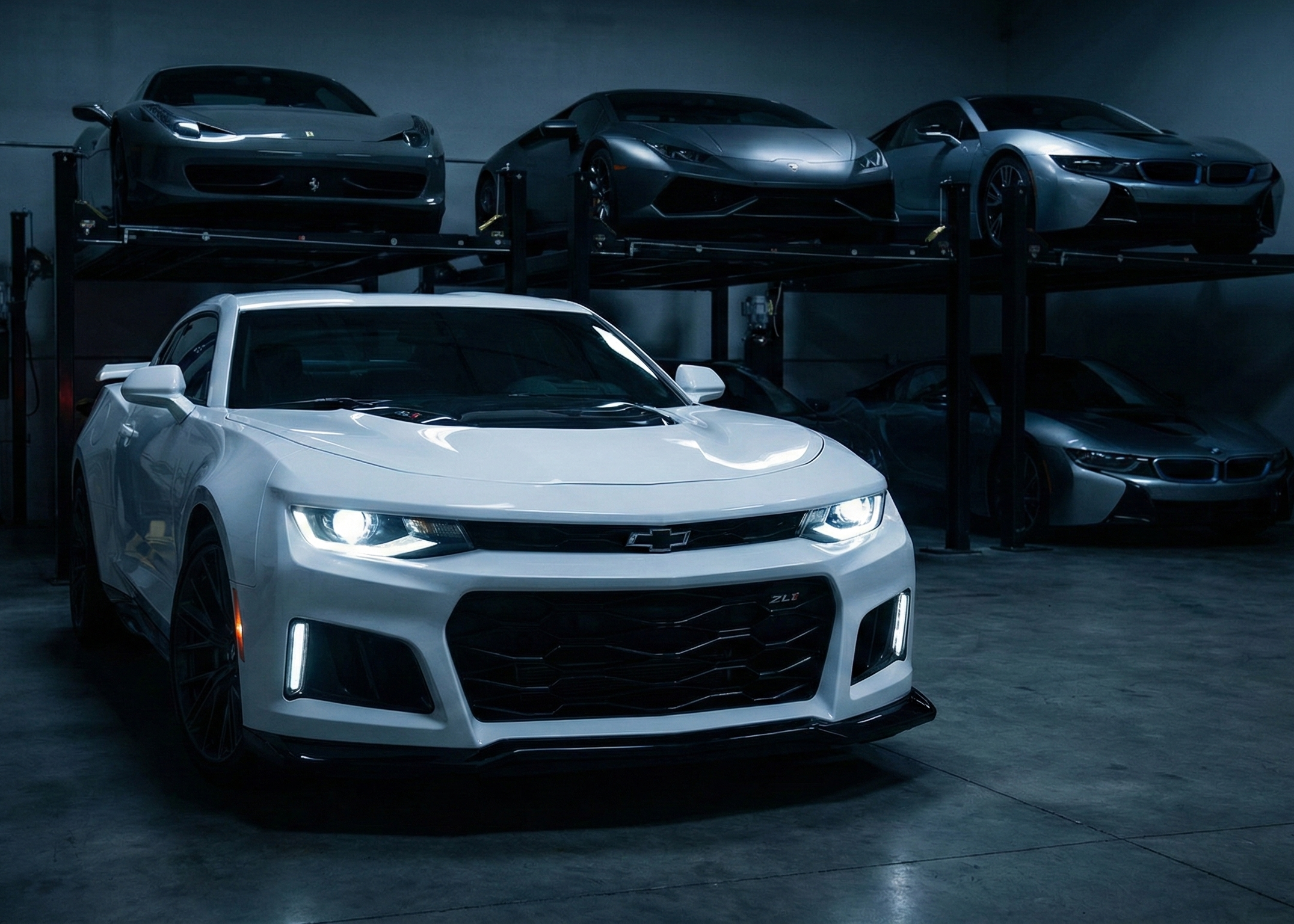 Camaro in der garage mit Licht an 