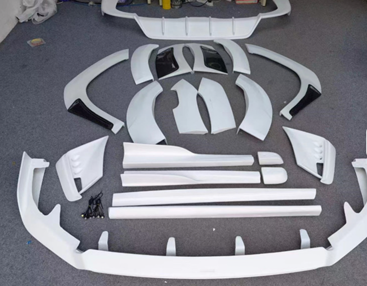 Lotus Breitbau kit auf dem Boden 