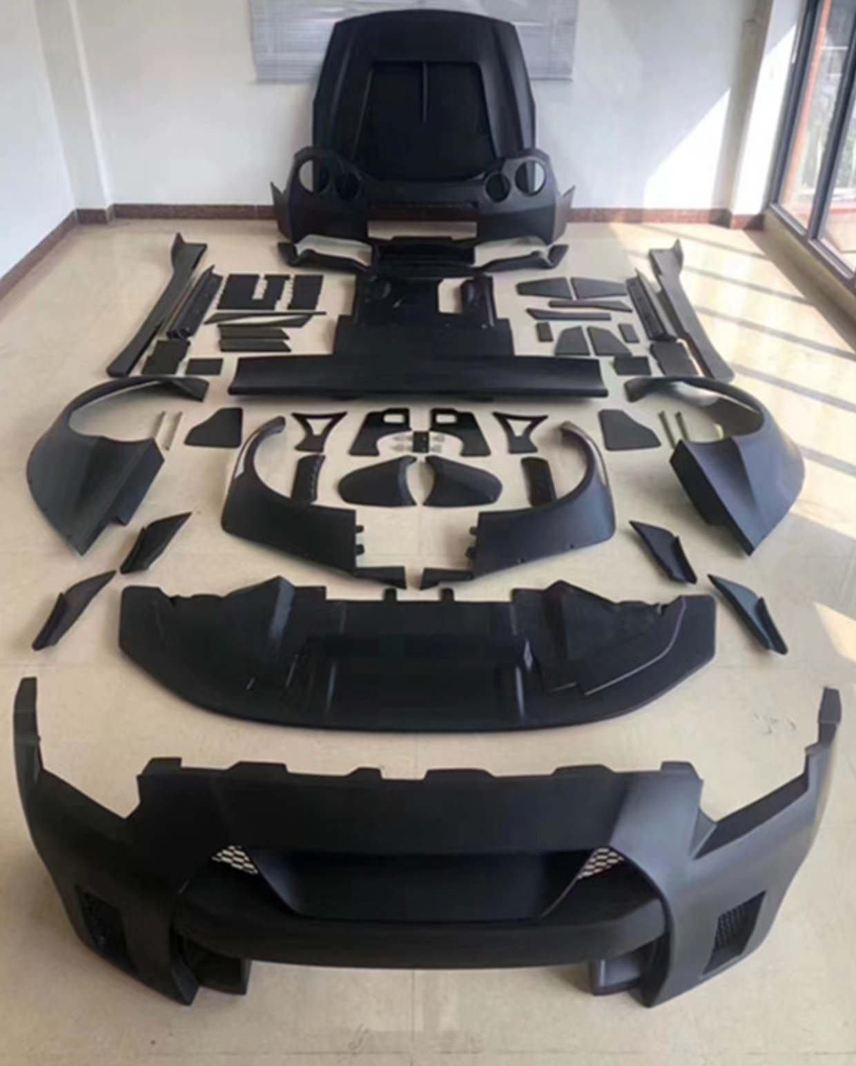 Nissan GTR R35 Bodykit das Kit liegt auf dem Boden ausgebreitet 