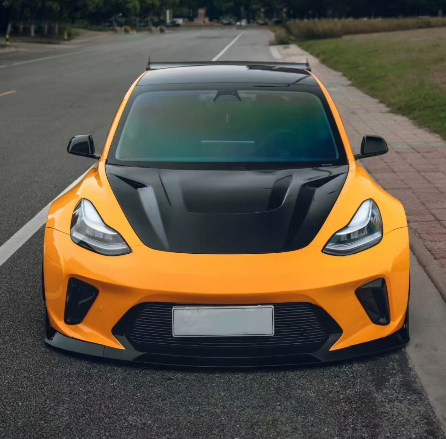 Tesla Model 3 in Orange und Tiefergelegt 