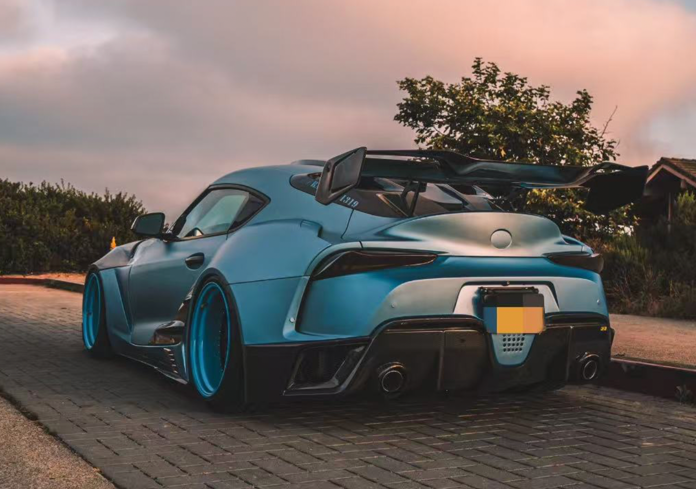 Toyota Supra MK5 in der Heckansicht mit einem großen Flügel 